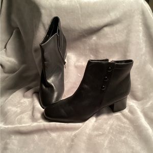 Women’s Black boots size 9.5 medium